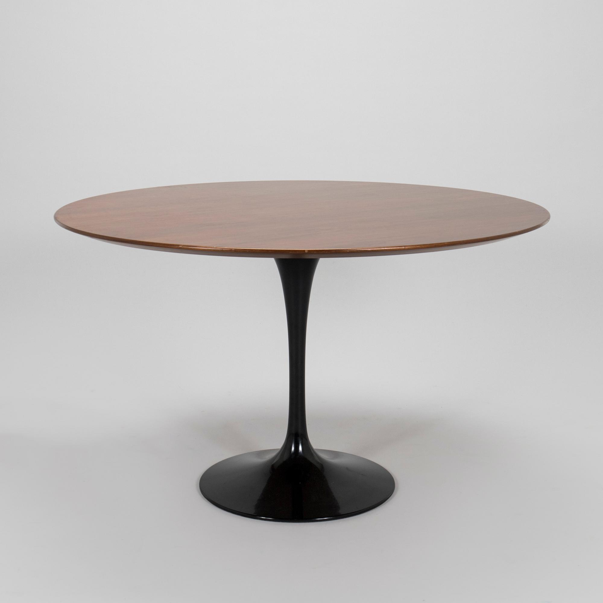 Eero Saarinen, matbord, "Tulip", Knoll International. Modellen formgiven 1956.