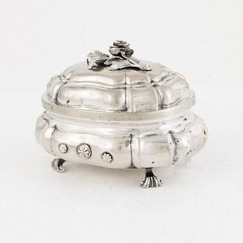 A silver sugerbox, early 19th century, unidentified makers mark, possibly Fellin, Estonia.