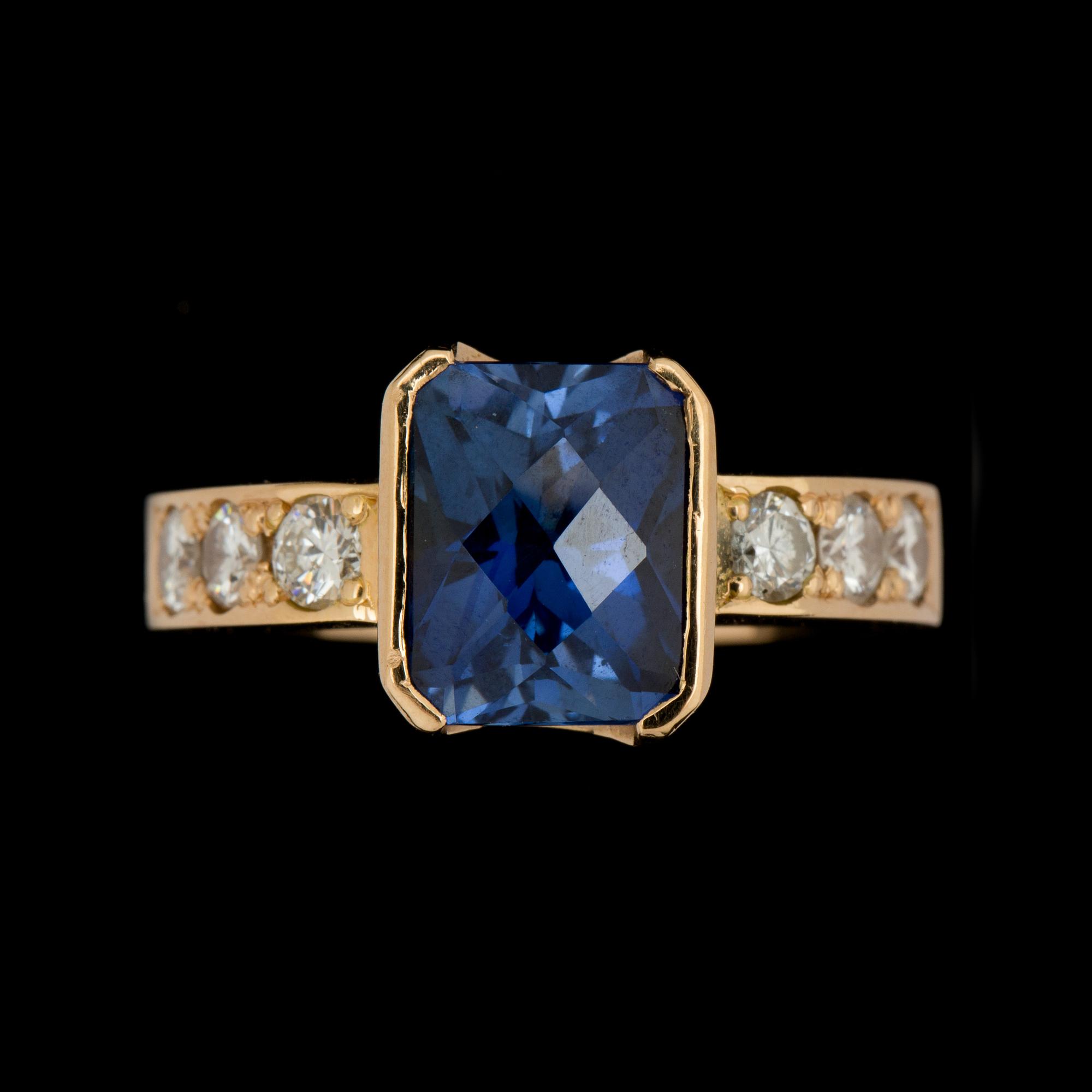 RING, 18 k guld med safir ca 5,50 ct samt 6 briljantslipade diamanter ca 0,90 ct. Vikt ca 14 g.