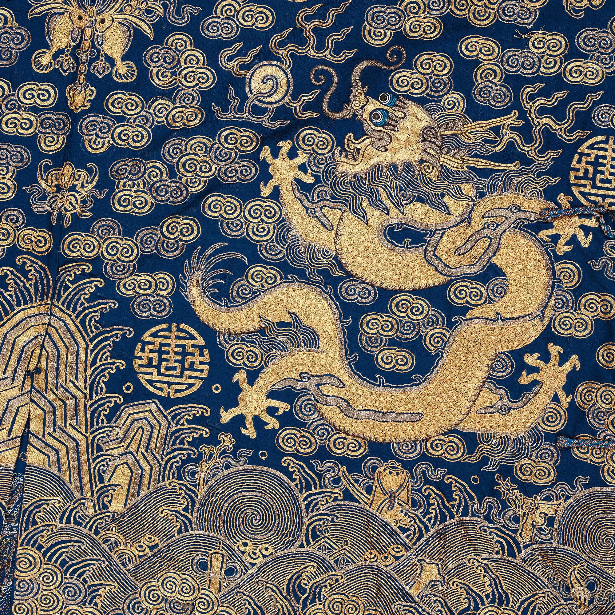 ROBE. Embroidered silk. Height 129 cm. China late Qing dynasty.