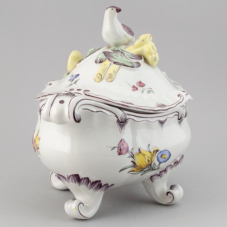 RÖRSTRAND, a creamware tureen with cover "Rörstrandia", mid 20th century.