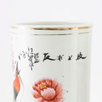 A set of two Chinese vases, 20th century.