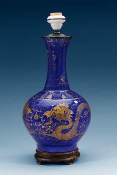 1671. A blue vase decorated with dragons, Qing dynasty (1644-1912).