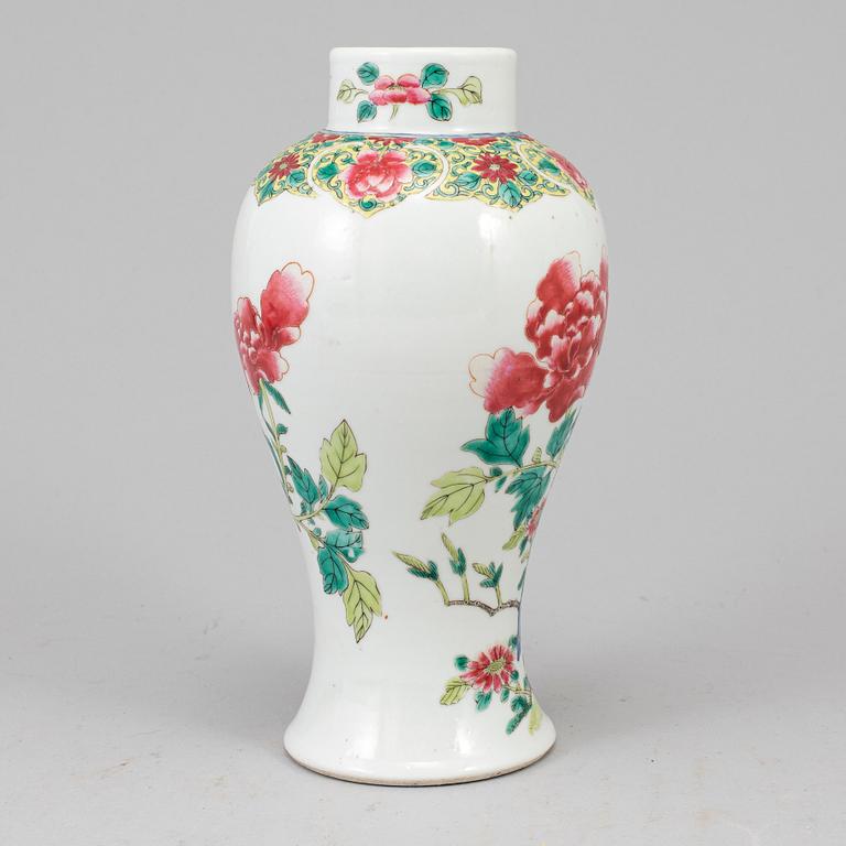 A famille rose export porcelain vase, Qing dynasty, 18-19th century.