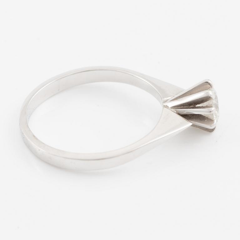 Ring, 18K vitguld med briljantslipad diamant 0.85 ct enligt gravyr.