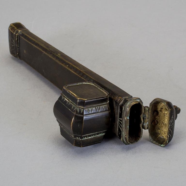 PENNFODRAL, patinerad metall, 1900-tal.