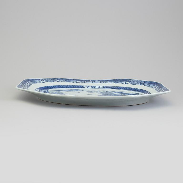 A large blue and white export porcelain platter, Qing dynasty, Qianlong (1736-95).