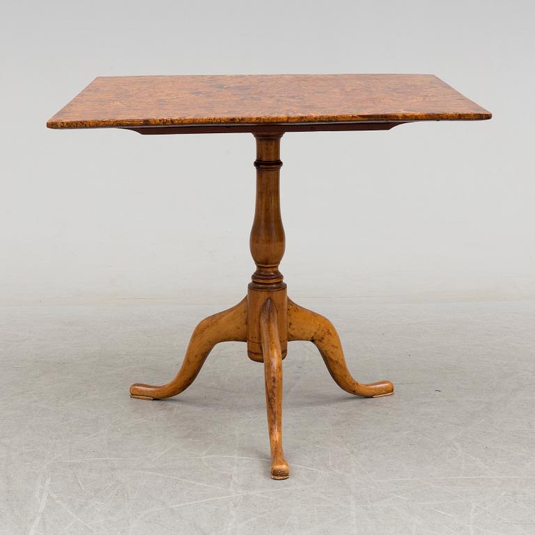 A TILT TOP TABLE, signed by Jacob Siölin and numbered 878. Late 18th century.