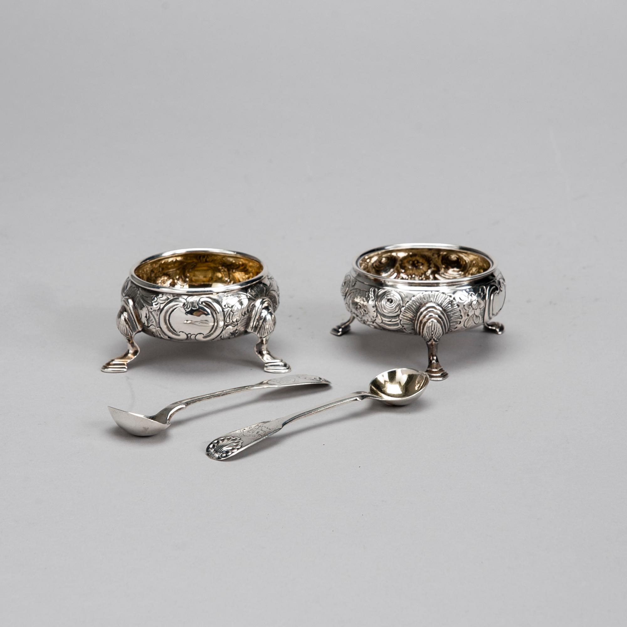 SALTKAR MED SKEDAR, 2+2 st, sterlingsilver, London 1700-och Edinburgh 1800-tal. Totalvikt ca 156 g.