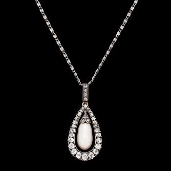 1041. HÄNGSMYCKE, droppformad naturlig pärla med antikslipade diamanter, tot. ca 1.30 ct. 1800-tal.