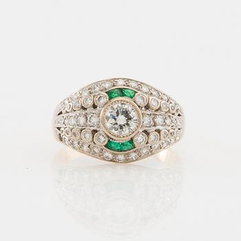Ring in 18K gold set with round brilliant-cut diamonds and faceted emeralds, Art Deco, first quarter of the 20th century.