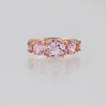 RING, 18K guld med 3 fasettslipade kunziter ca 3.2 ct samt 2 turmaliner ca 0.55 ct. Vikt 4,0 gram.