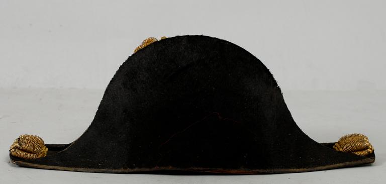 HATT, svensk, trekantig, modell 1854-59, för amiralitetet samt hattlåda av trä.