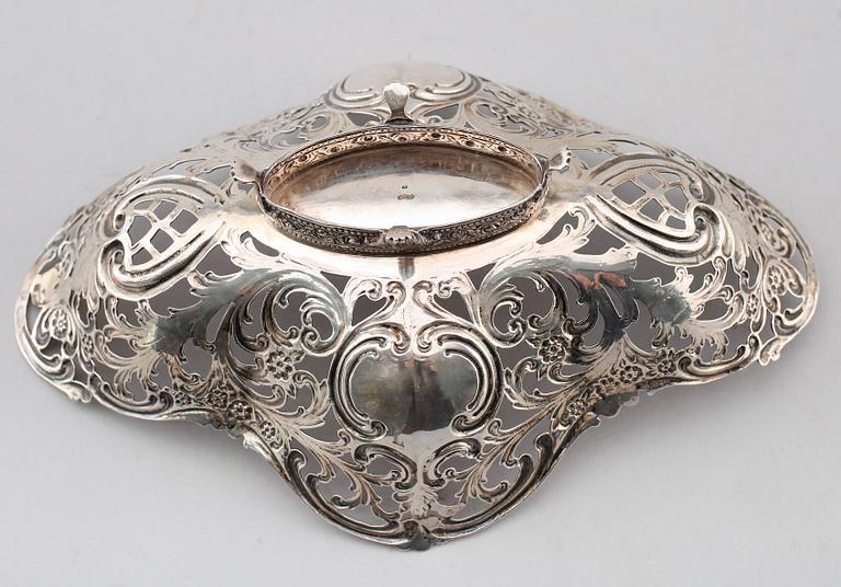 SKÅL, silver (835), rokokostil, 1900-talets första hälft. Vikt ca  240 gram.