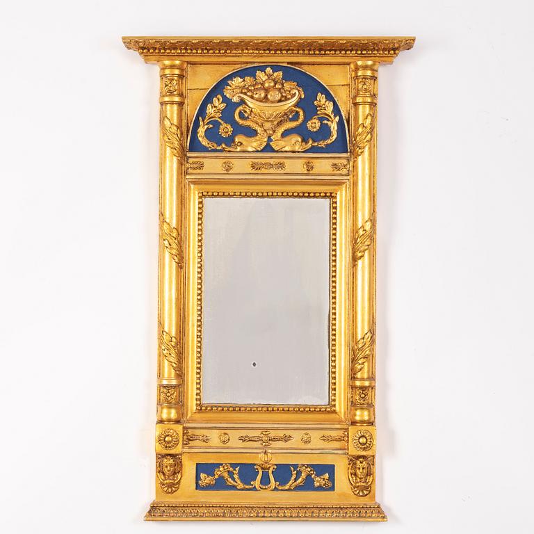 A late Gustavian mirror from around the year 1800.