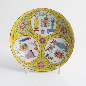 A yellor porcelain dish, Republic Period, 20th century.