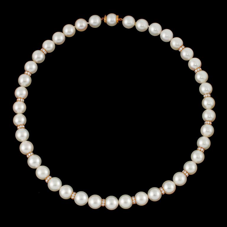 COLLIER, 18k guld, odlade pärlor och briljantslipade diamanter, enligt uppgift Bulgari, omkring sekelskiftet 1900/2000.
