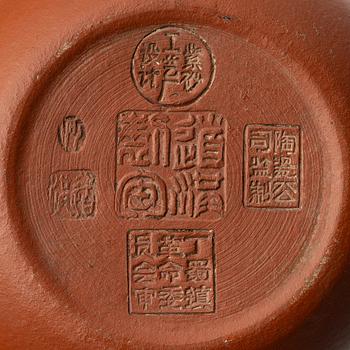 He Daohong, A red yixing teapot, 1960/70s.