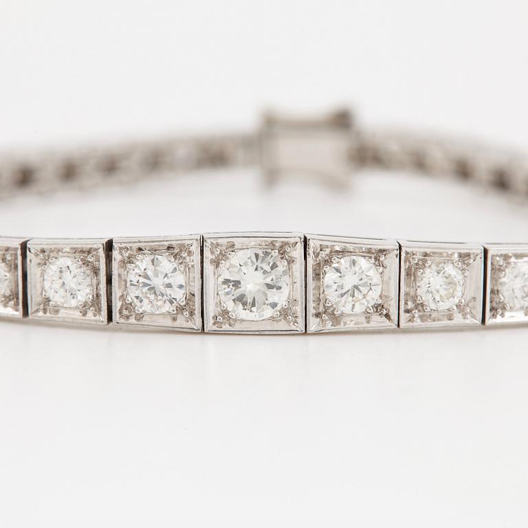 A platinum bracelet set with round brilliant-cut diamonds with a total weight of ca 3.75 cts.