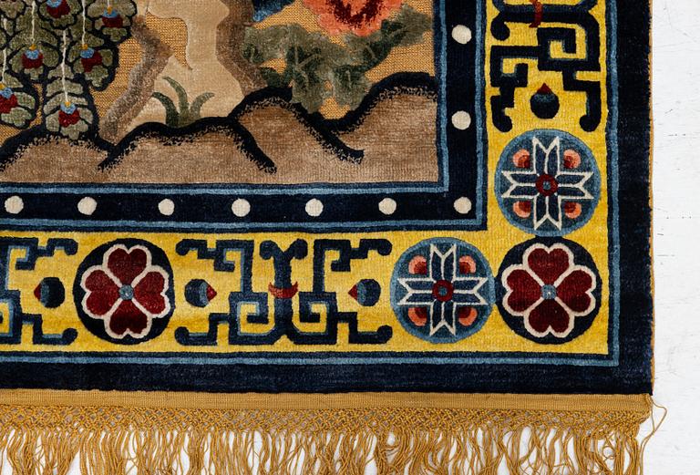 Matta, semiantik, silke, Kina, ca 186 x 121 cm.