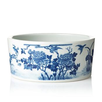 812. A blue and white flower pot, Qing dynasty, circa 1900.