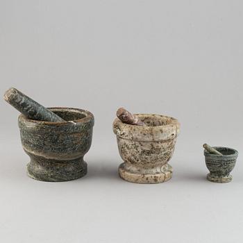 MORTLAR, 3 st, kolmårdsmarmor, med stötar, 1800-/1900-tal.