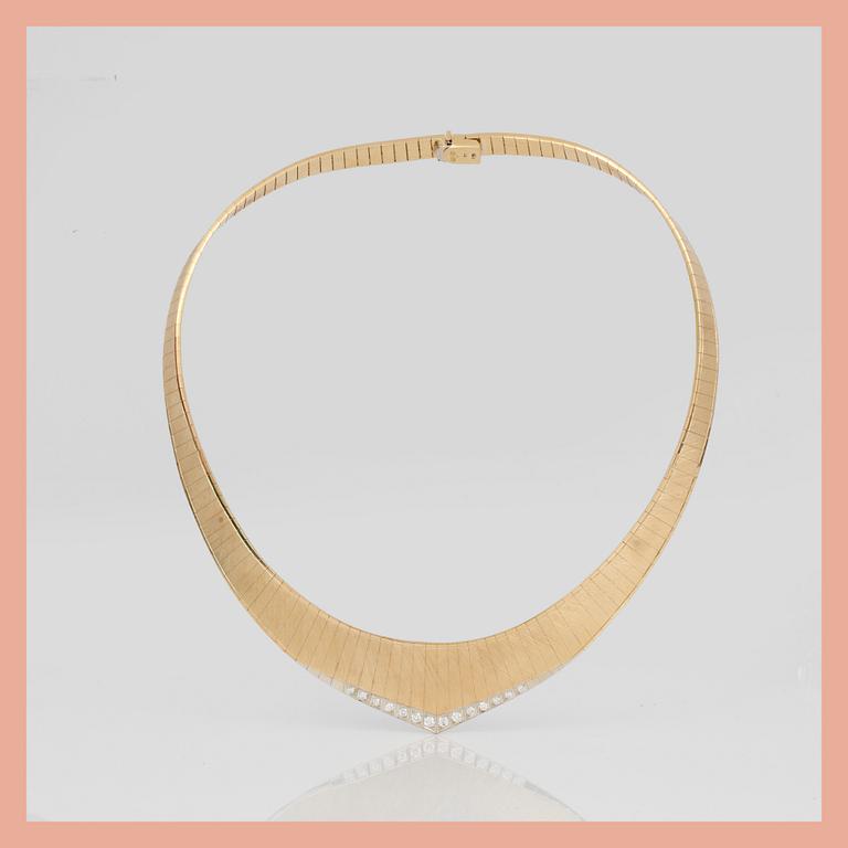 COLLIER, 18K guld med briljantslipade diamanter, tot ca 0,54 ct. Total vikt ca 79 g.