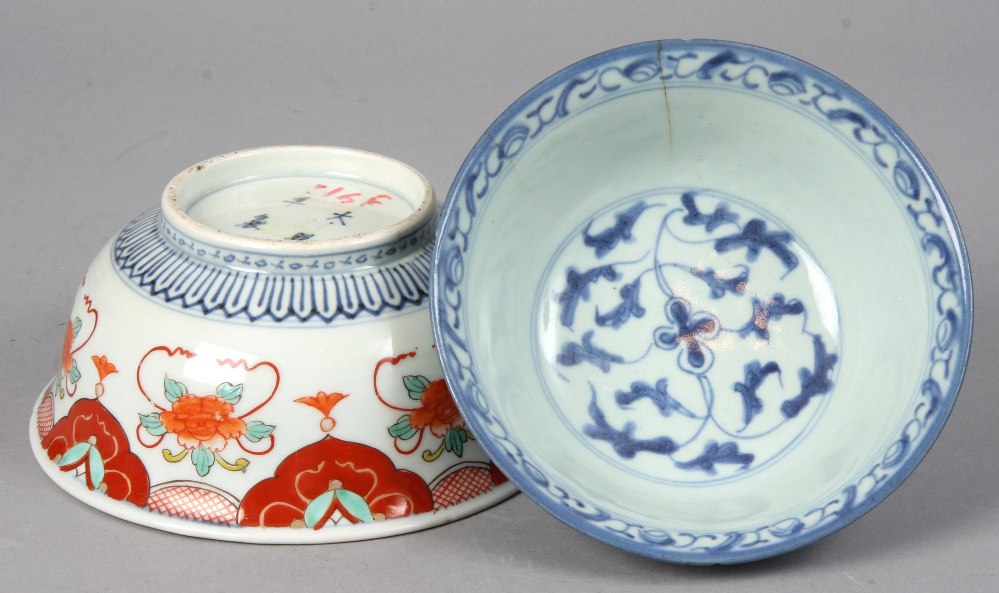 SKÅLAR, 2 st, porslin, Kina samt Japan, 1800-tal.