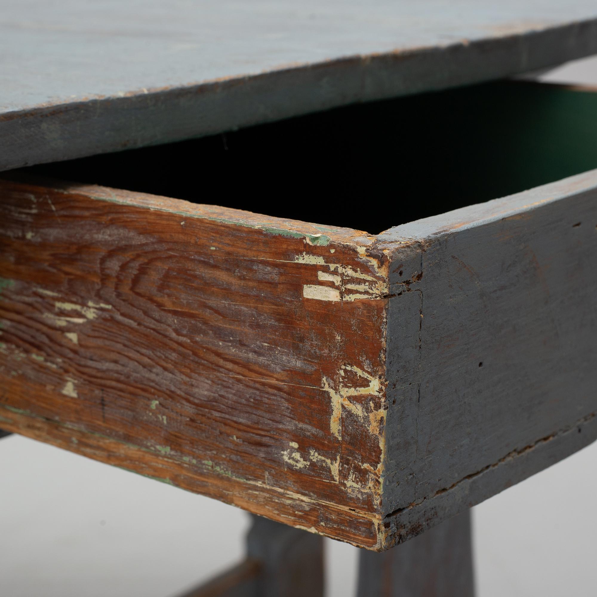 A Baroque gate-leg table, 18th century.