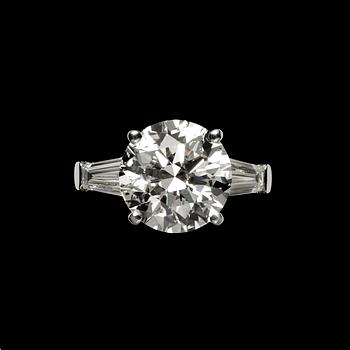 1048. A brilliant cut diamond ring, 6.07 ct. Cert. HRD.