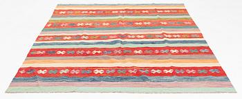 A kilim rug, ca 298 x 208 cm.