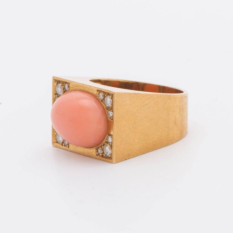 RING 18K guld med diamanter 8/8 ca 0,20 ct totalt samt 1 korall ca 10 x 15 mm.