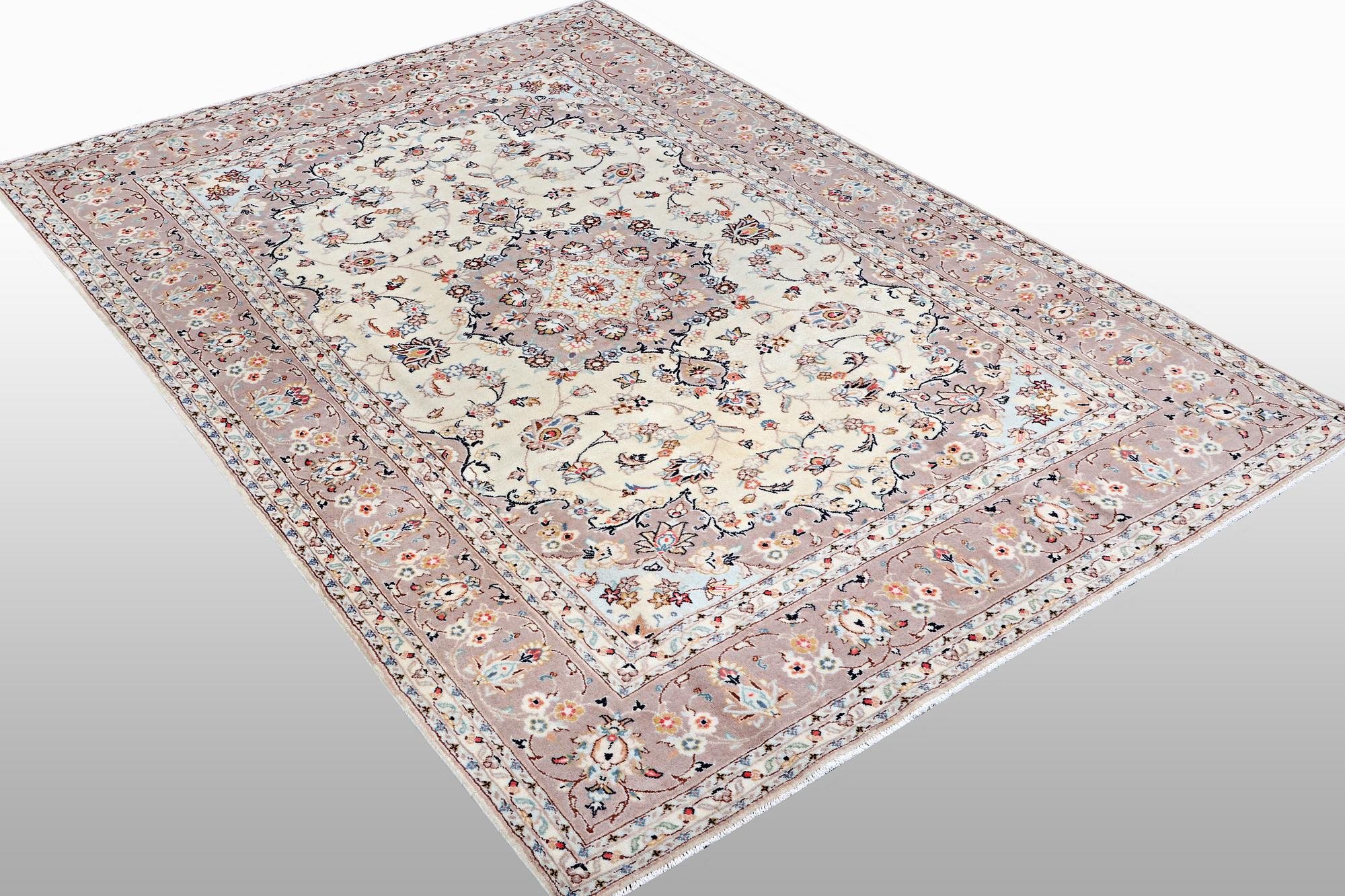 A carpet, Kashan, ca 295 x 195 cm.