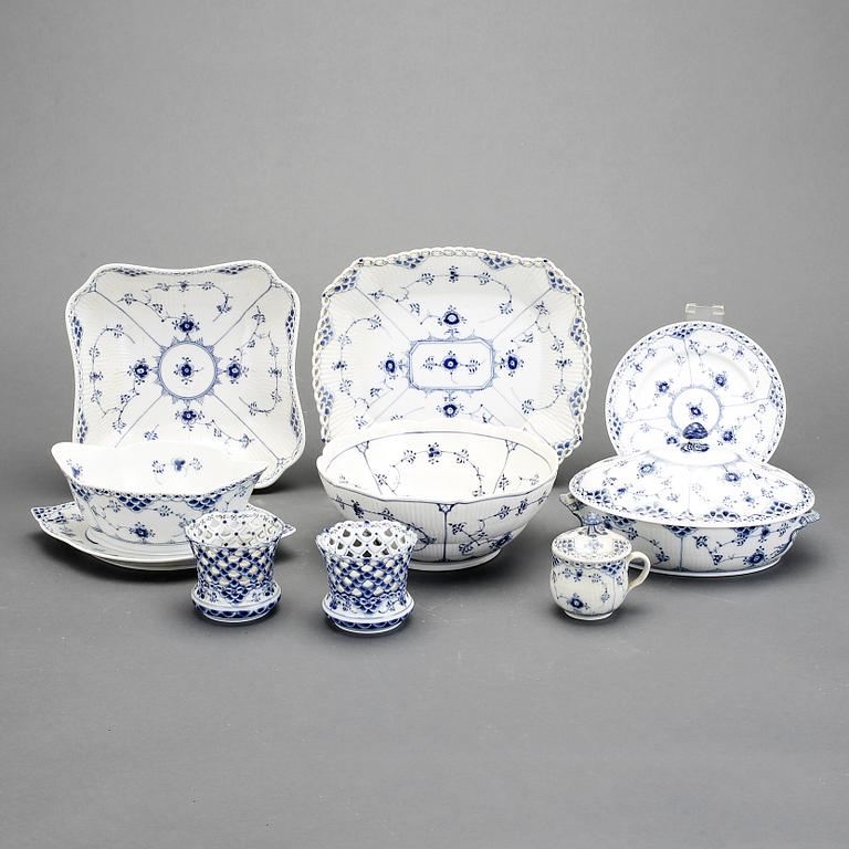 SERVISDELAR, "Musselmalet", Royal Copenhagen. 19 delar. Halvblond och helblond.