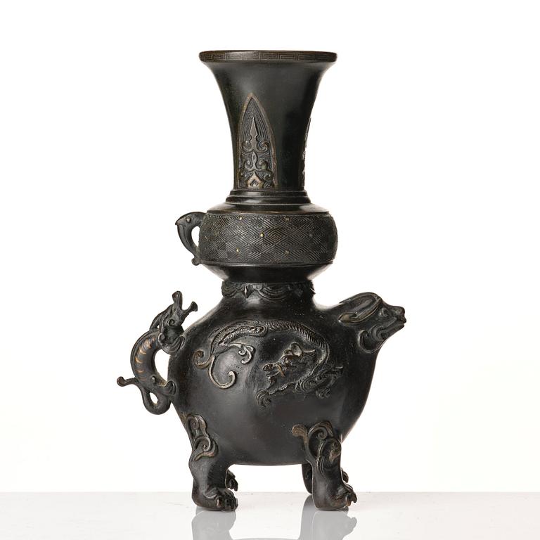 Two bronze vases, Qing dynasty, 18th /19th Century.