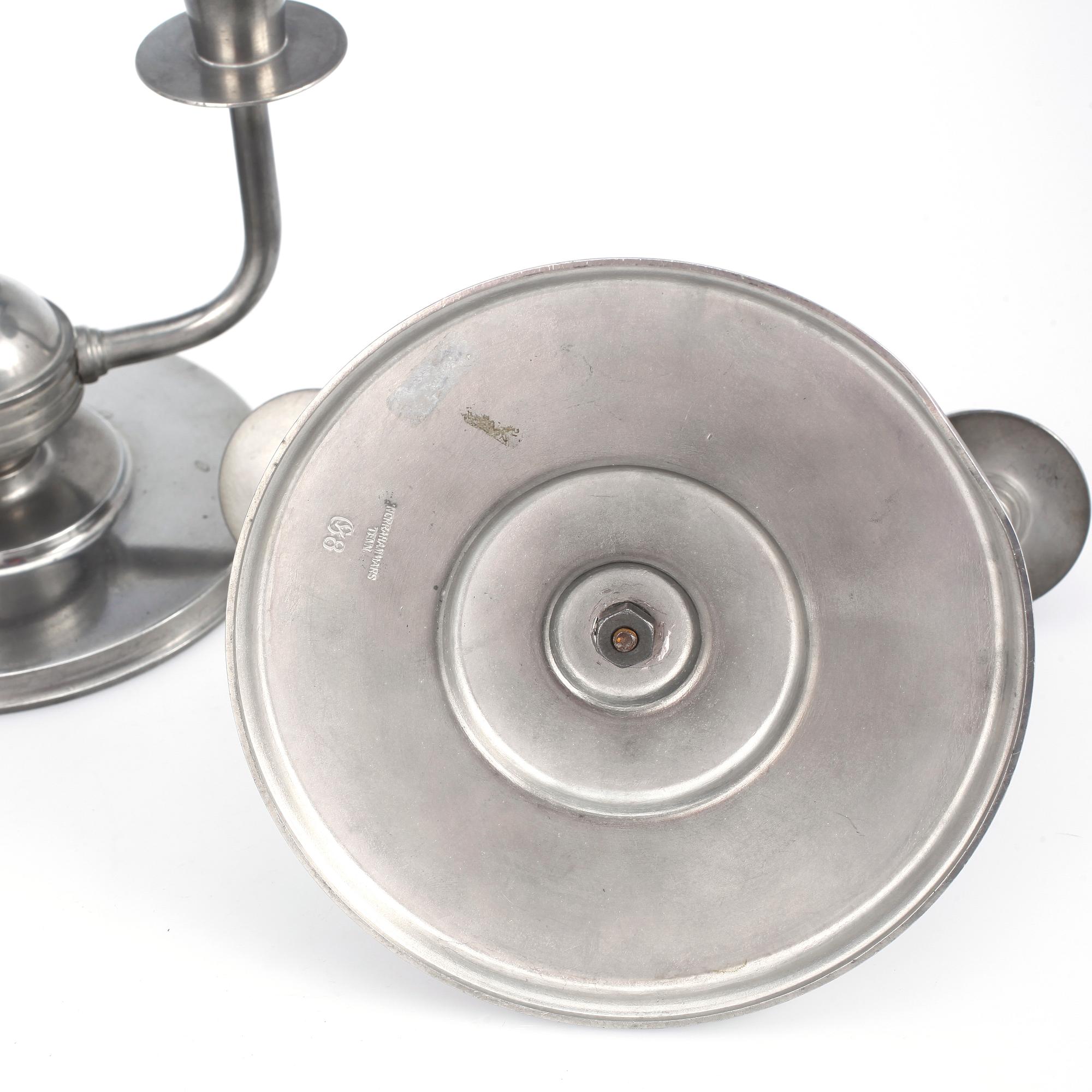 KANDELABRAR, ett par, tenn, Norrahammars bruk, 1900-talets första hälft.