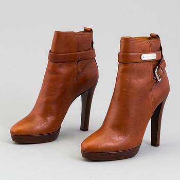 A pair of brandycoloured leather bootie by Raplh Lauren.