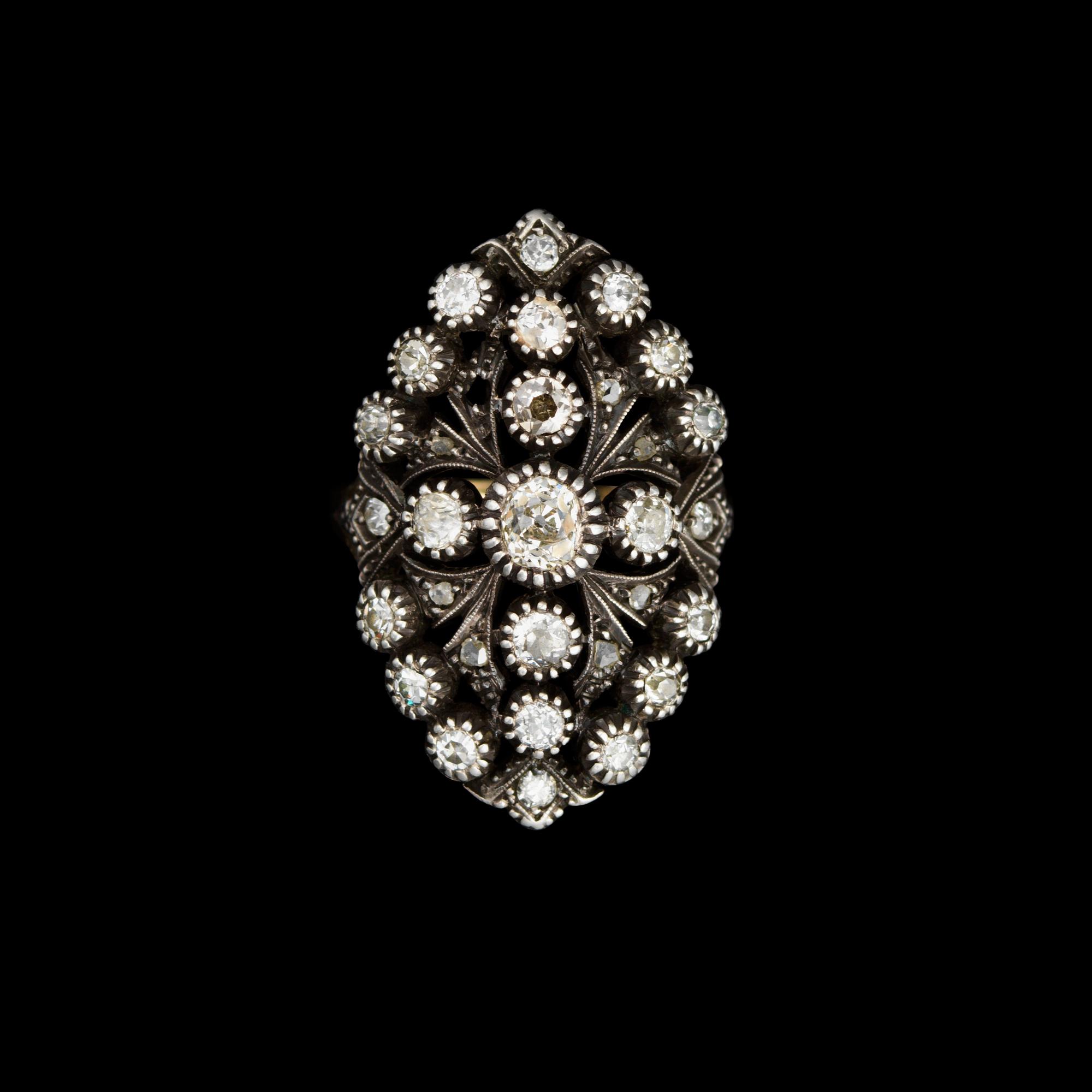 RING, gammalslipade diamanter infattade i silver, tot. ca 1,40 ct. 14K guld. Vikt 7,5 g.