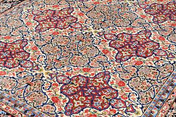 A CARPET, Sarouk, ca 345 x 254 cm.