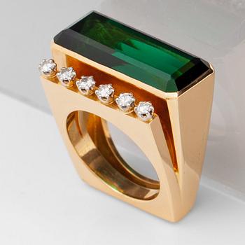 622. A circa 12.00 ct green tourmaline and brilliant cut diamond ring. Total carat weight of diamonds circa 0.21 ct.