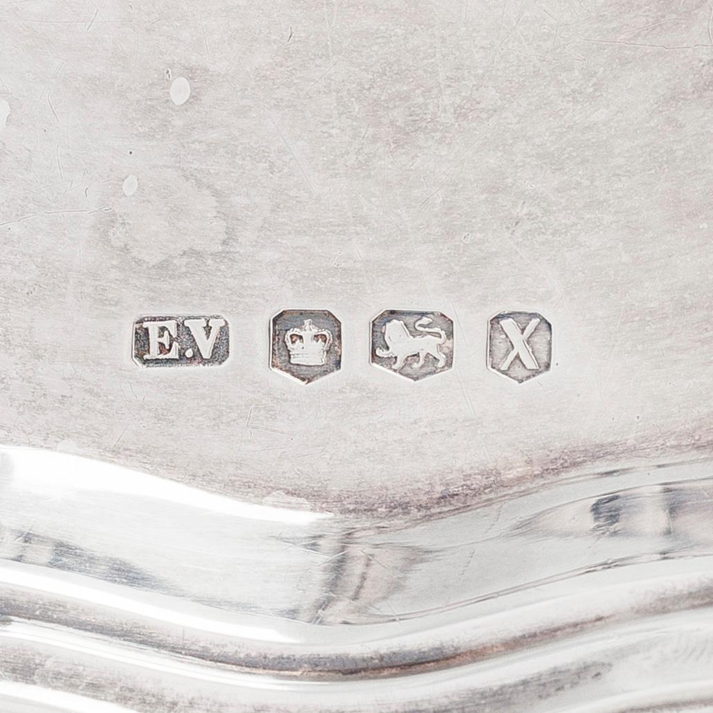 Visitkortsbrickor, 2 st, sterling silver, Viner's Ltd, Sheffield 1932 och 1940.