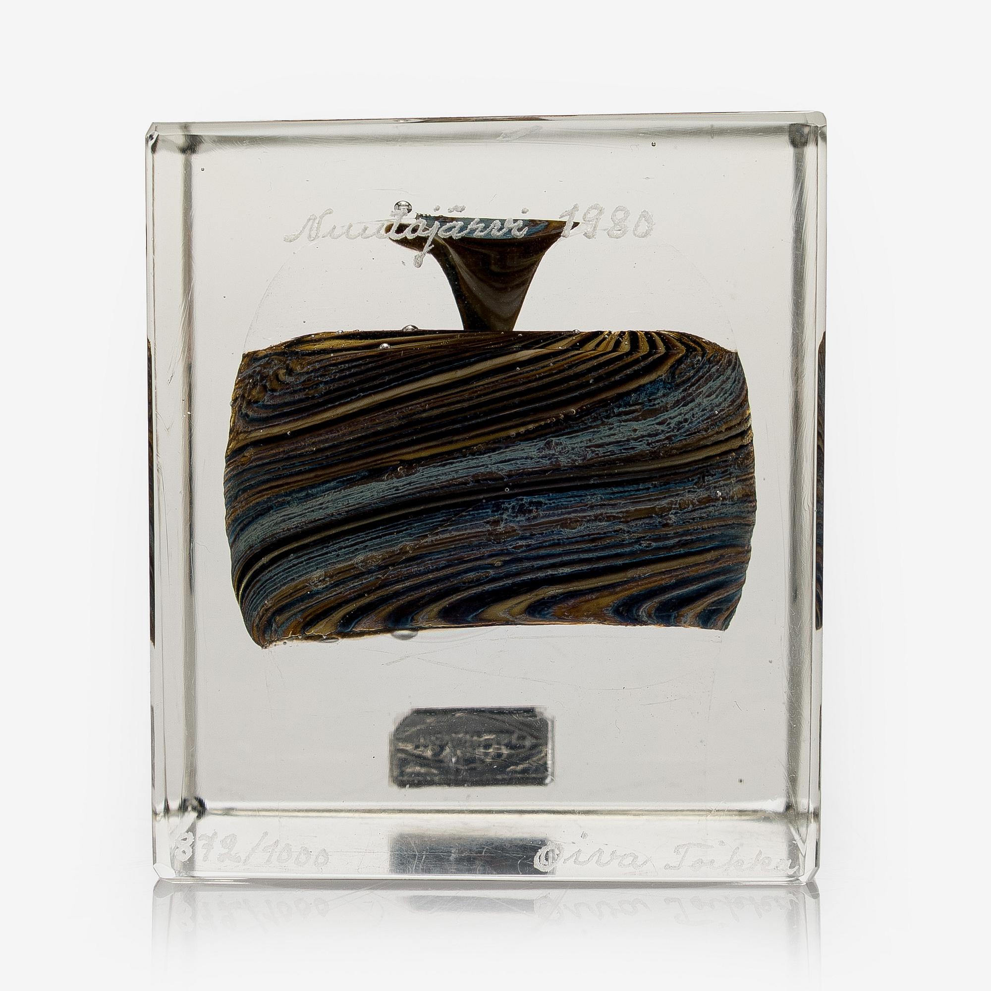 Oiva Toikka, an annual glass cube, signed Oiva Toikka Nuutajärvi 1980 and numbered 872/1000.