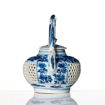 A blue and white tea pot, Qing dynasty, Kangxi (1662-1722).