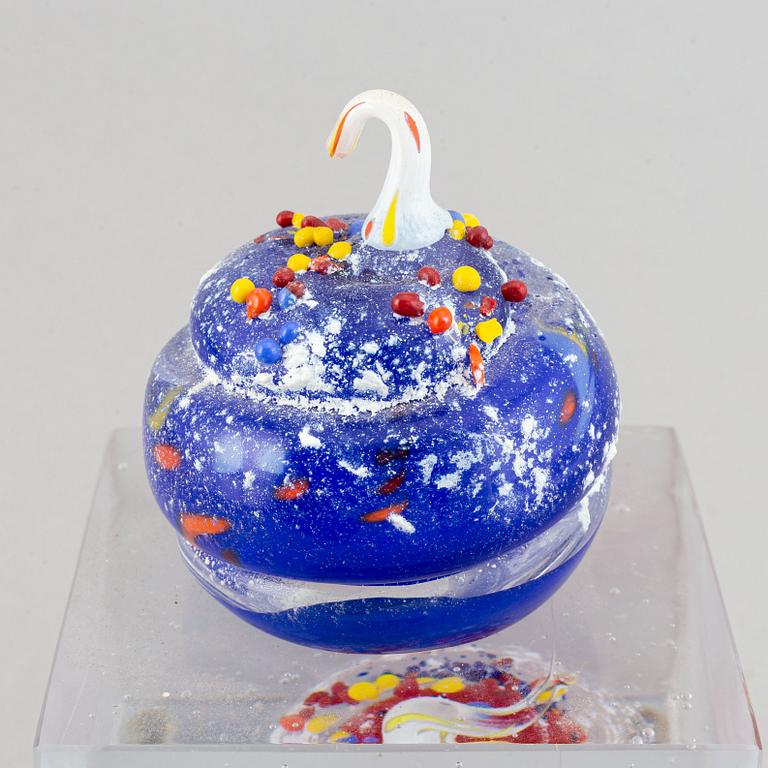 A glass sculpture by Ardy Strüwer, signed and dated 2001.