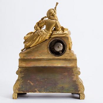 BORDSPENDYL, förgylld brons, L. Hennert, Frankrike, ca 1830.