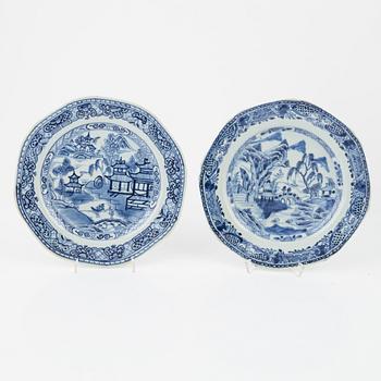 54 dinner service pieces, blue and white porcelain, Qing Dynasti, China, 18th/19th century.