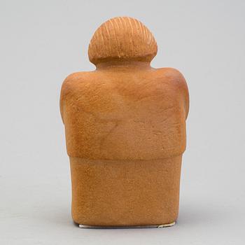 LISA LARSON, figurin, stengods, "Amalia" samt "Gunnar Sträng" sparbössa. Gustavsberg.