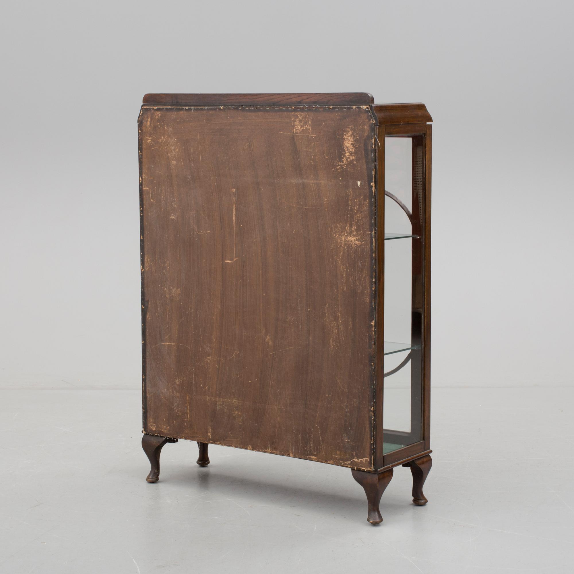 VITRINSKÅP, 1900-talets första hälft.