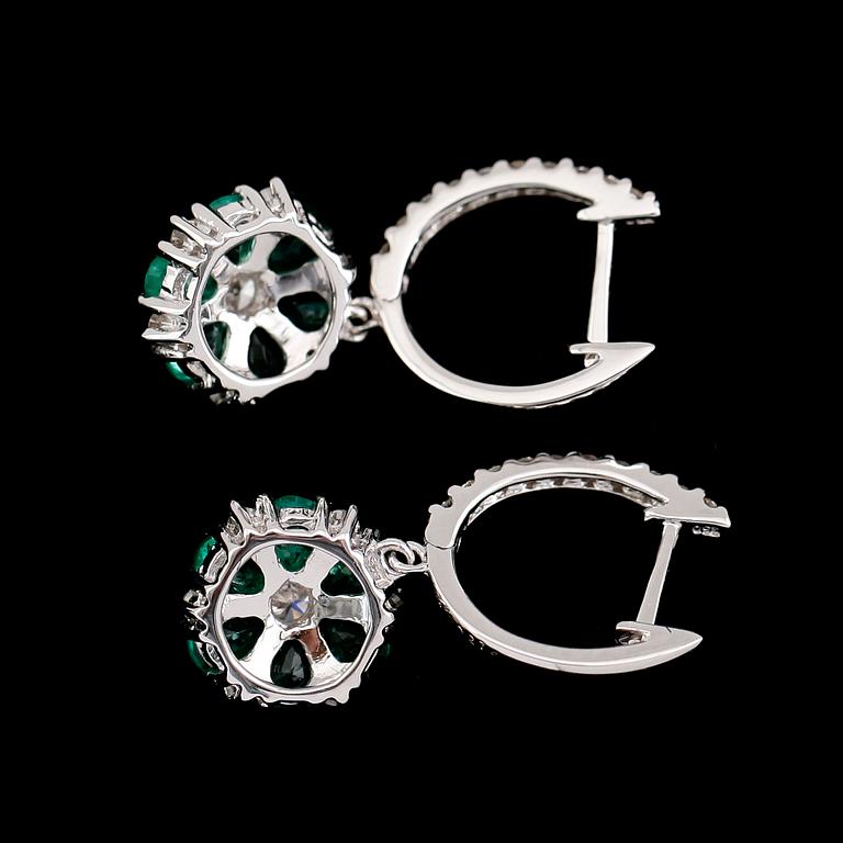 ÖRHÄNGEN, 18 k vitguld, smaragder tot ca 1.47 ct, briljantslipade diamanter tot ca 0.61 ct.