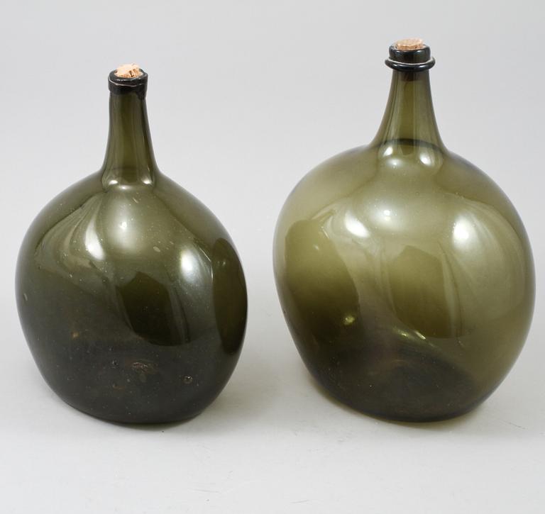 FLASKOR, 2 st, glas, 1700-/1800-tal.